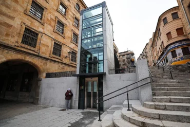 El ascensor de las escaleras de La Riojana (Salamanca)