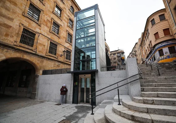 El nuevo ascensor de las escaleras de la Riojana en Salamanca/ Foto: La Gaceta